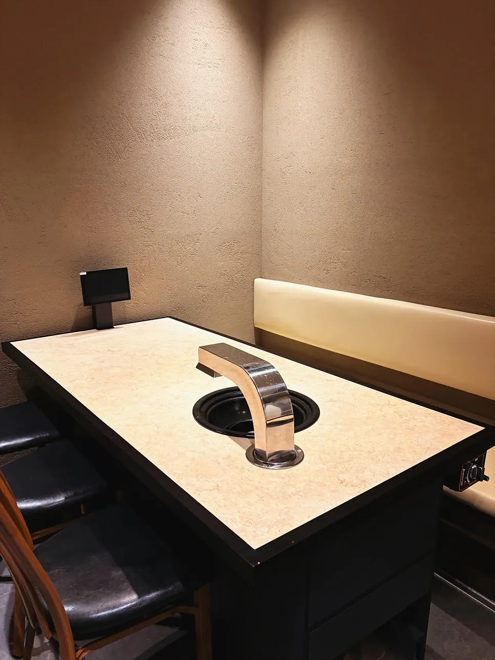 Atmosphere of the basement room seating at Yukmong Bangi