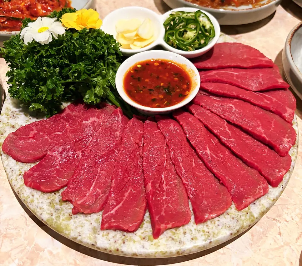 A plate of mungtigi-style hanwoo yukhoe (beef tartare)