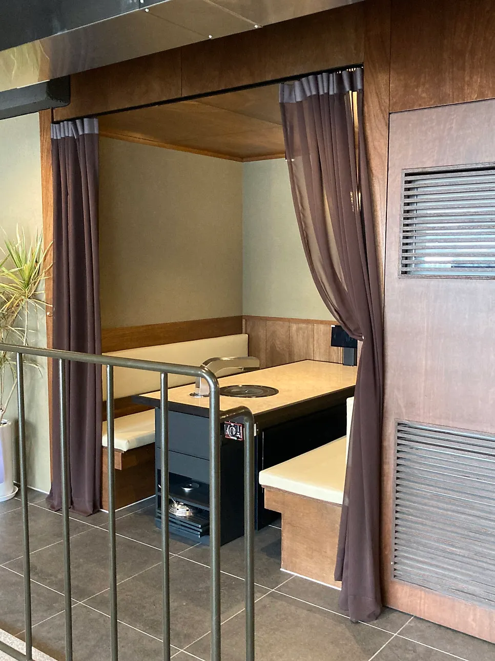 Susun atur dalaman dan meja restoran daging