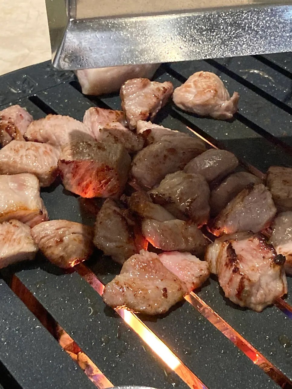 Handon Assorted Pork Set dihidangkan dengan hiasan bunga