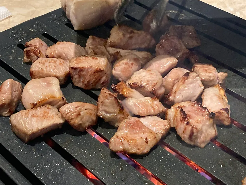 Daging babi handon tebal yang dibakar oleh pekerja