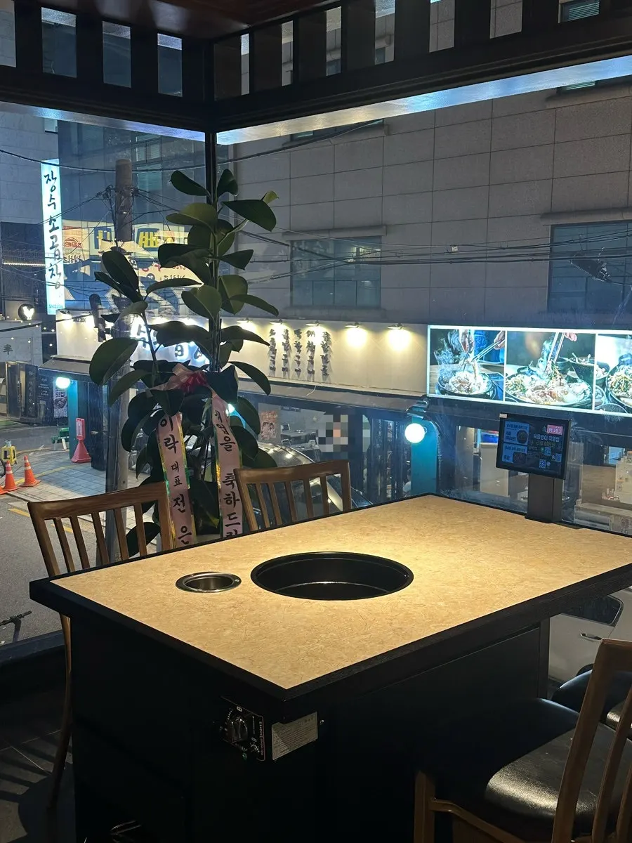 Interior design of Yukmong Bangi Direct Branch