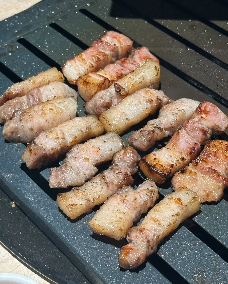 Thick grilled rib-belly pork