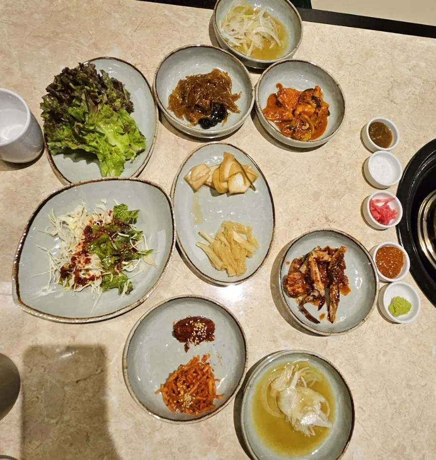 푸짐하게 차려진 고깃집 기본찬 상차림