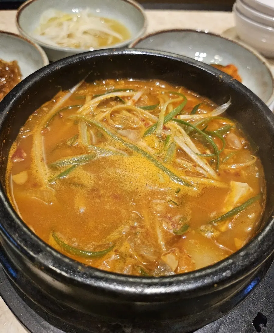 고기 나오기 전 세팅된 불판과 상차림