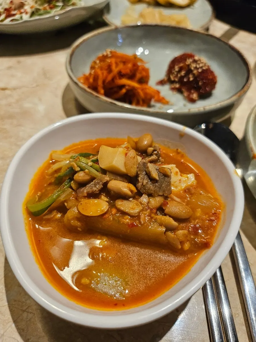 반찬과 소스가 모두 놓인 테이블 전경