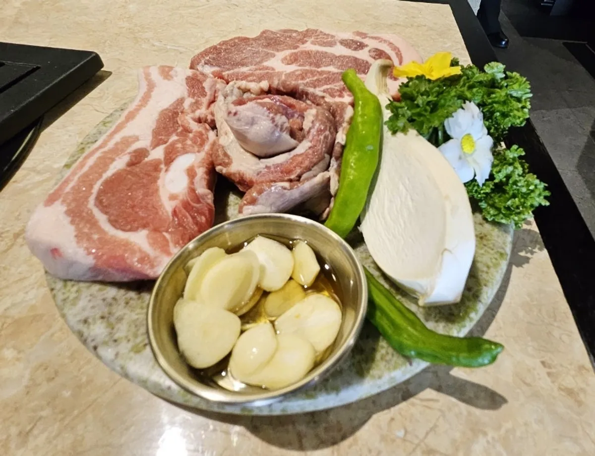 칼삼겹·통목살·갈매기살로 구성된 한돈 모둠세트