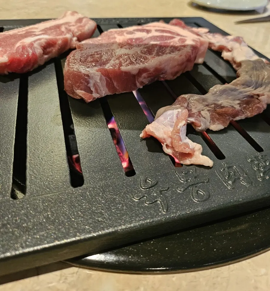 불판에서 구워지는 두툼한 한돈