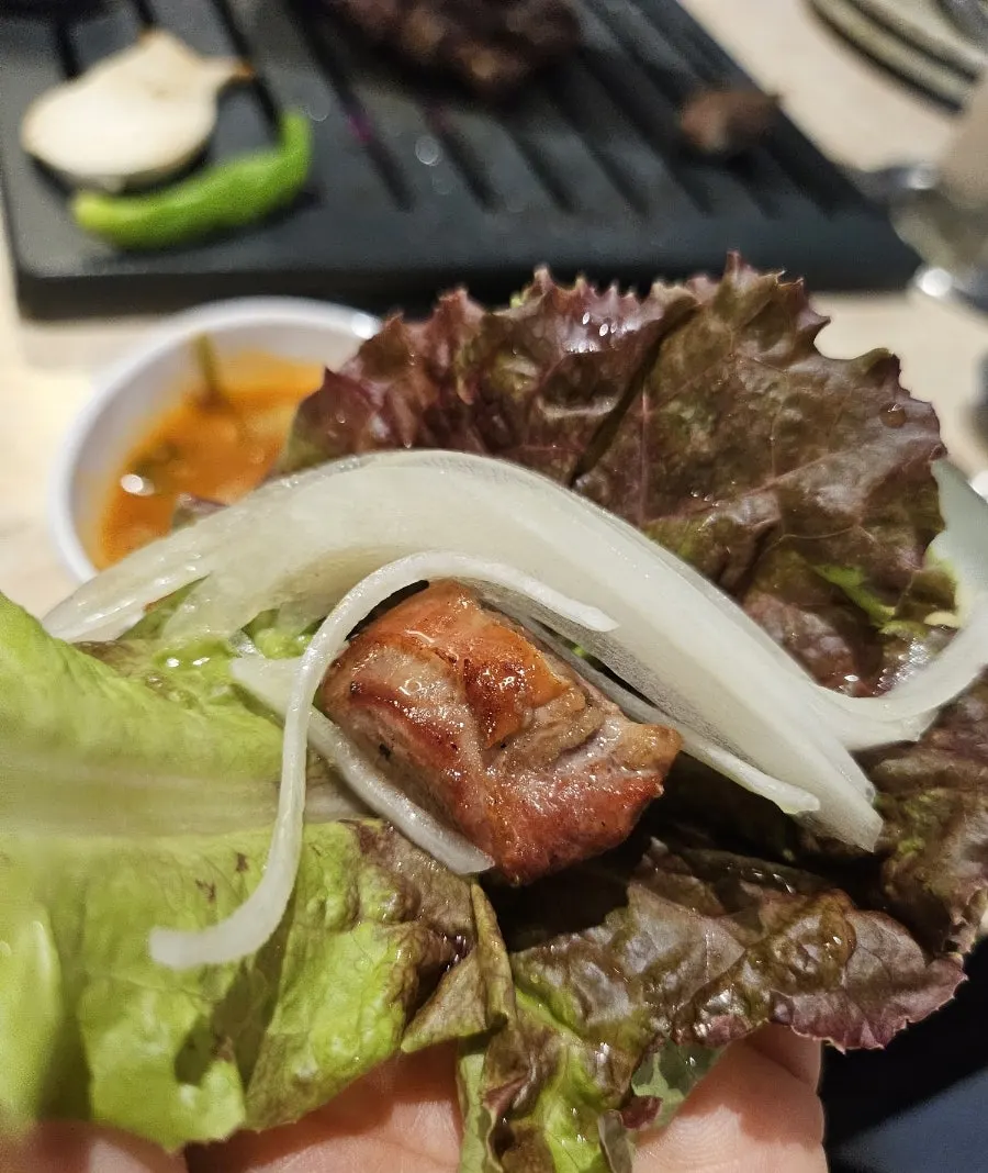 소스에 찍어 먹는 구운 고기