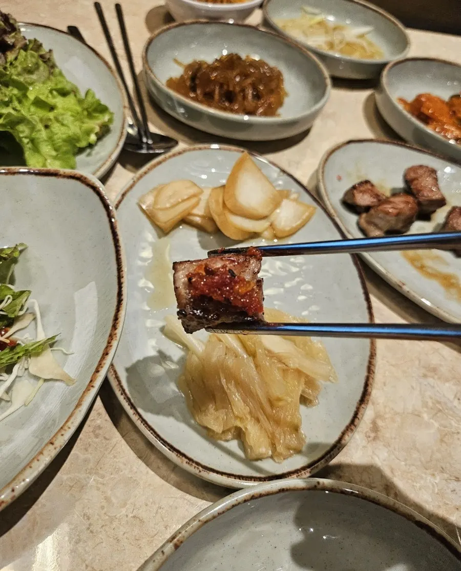 육즙이 보이는 구운 고기 단면