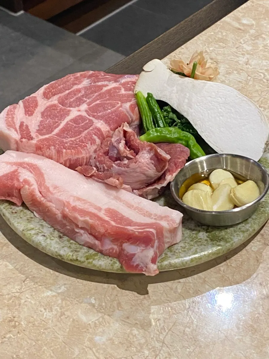 불판에 올라간 한돈 모둠세트 550g