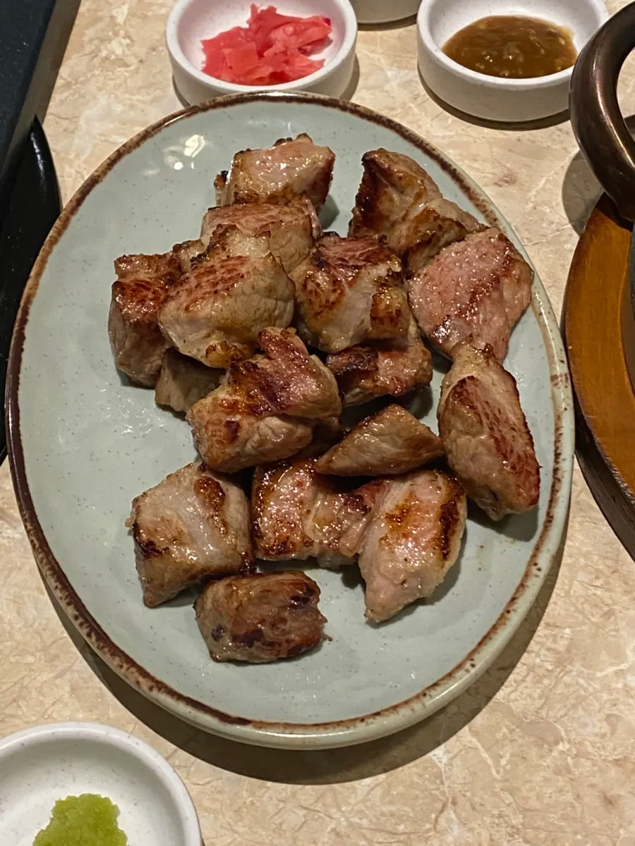 겉은 노릇 속은 촉촉한 칼삼겹