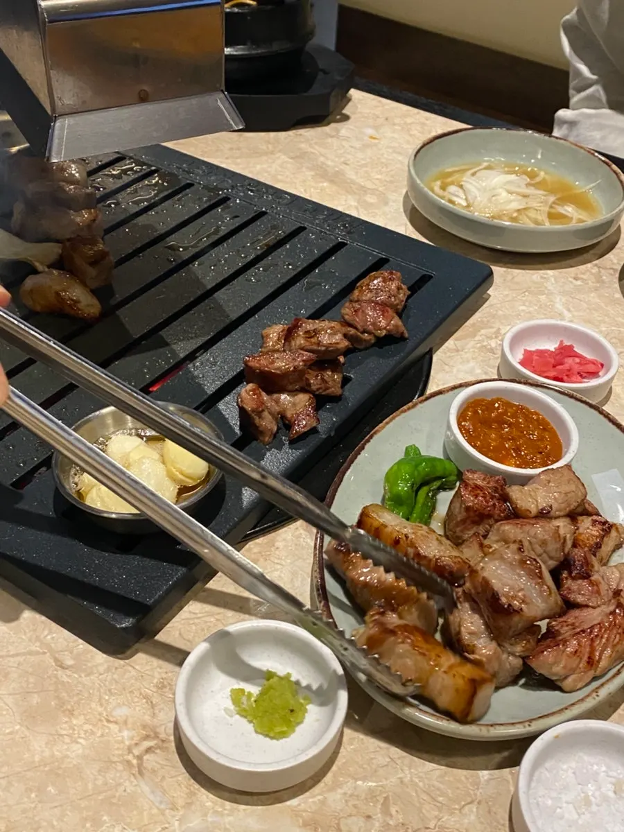 지방과 살코기가 층을 이룬 삼겹살 한 점