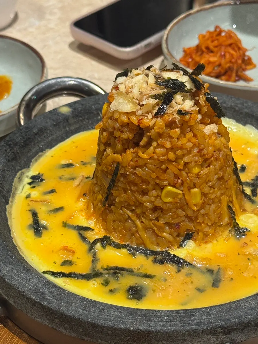 계란물을 둘러 나온 무생채김치볶음밥