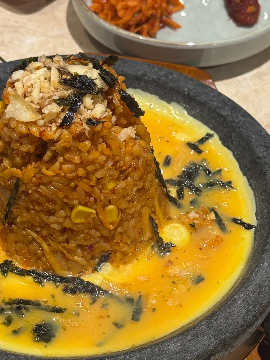 계란과 함께 떠먹는 무생채김치볶음밥
