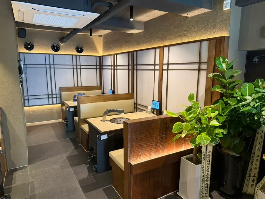 4-top seating with no ceiling hood