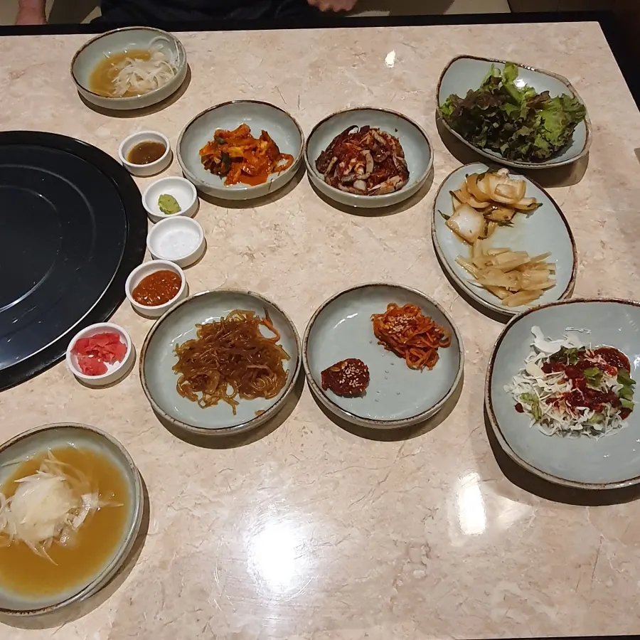다양한 소스와 기본 반찬 상차림