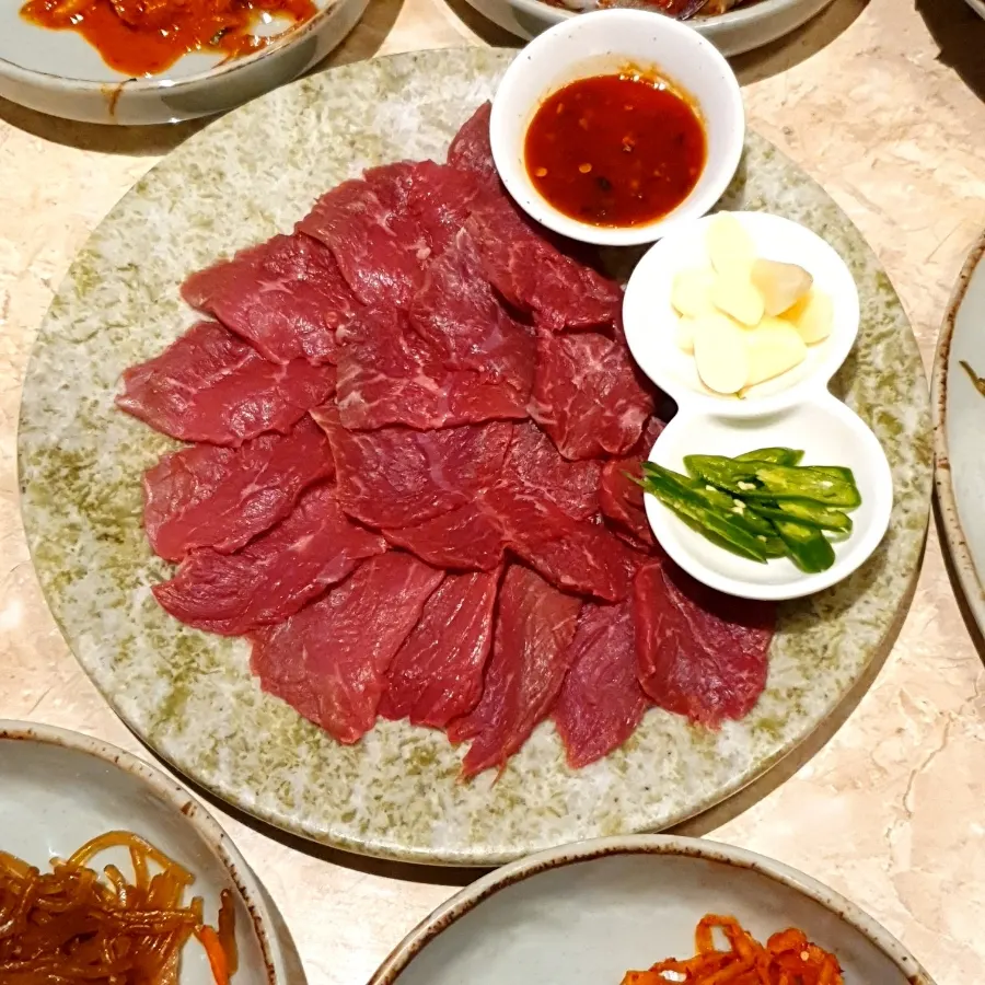 두툼하게 썰린 한우 1++ 육사시미
