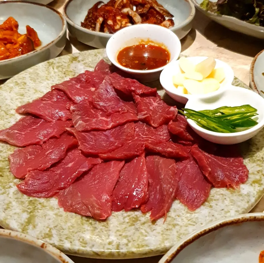 젓가락으로 집은 한우 육사시미