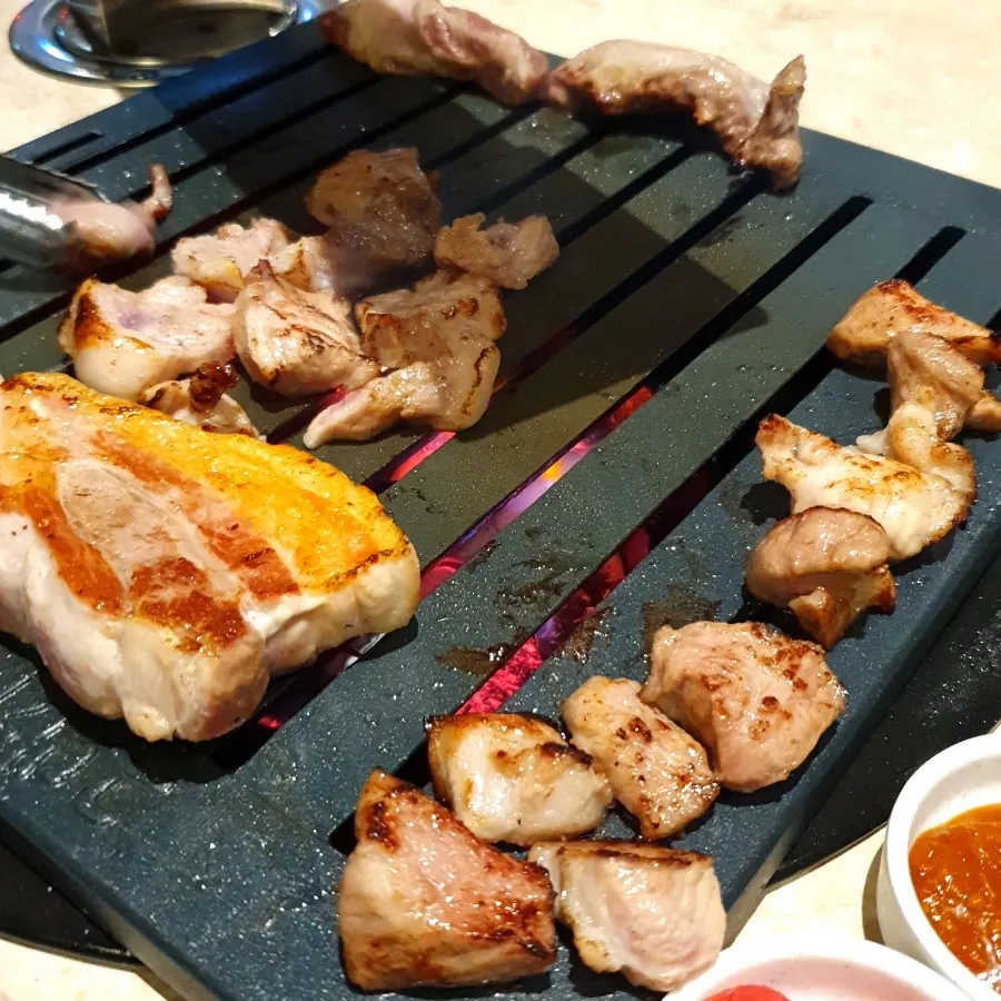 불판에서 구워지는 목살과 삼겹살