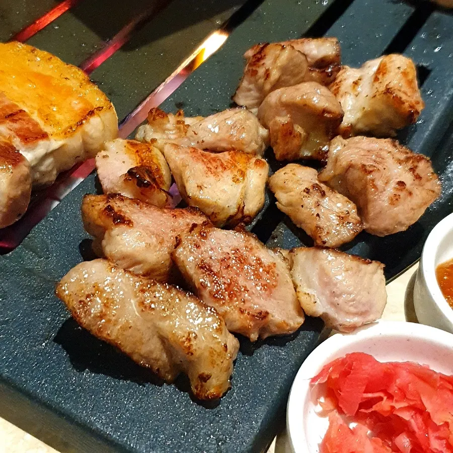 다 익어 접시로 옮긴 눈꽃목살
