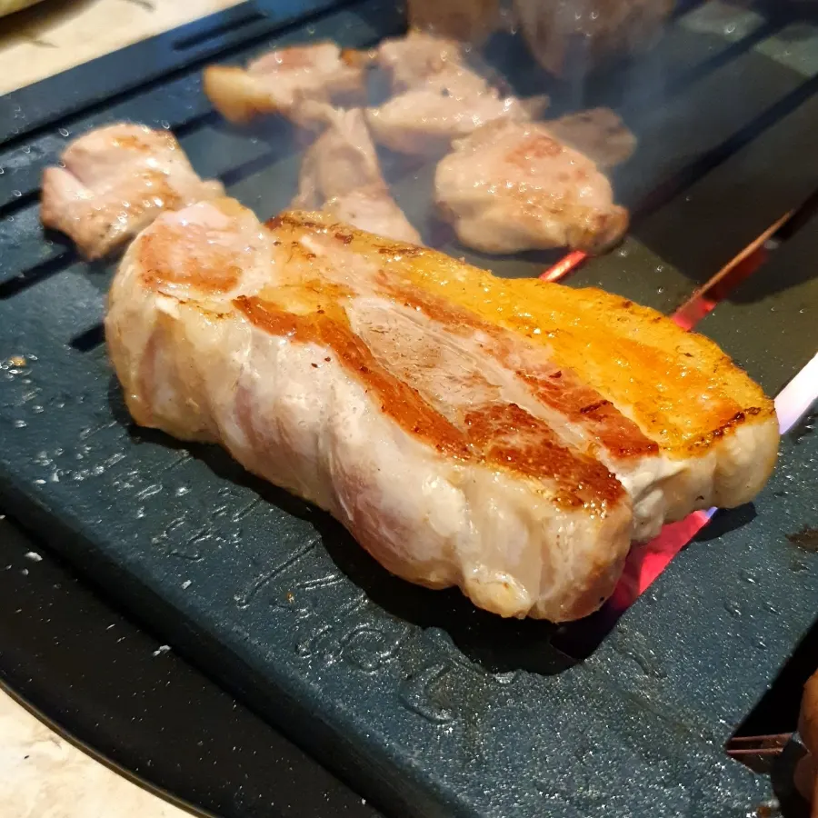 불판에서 익어가는 갈비삼겹과 갈매기살