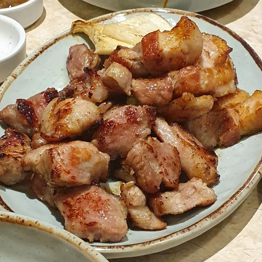 두툼한 갈비삼겹 구이 모습