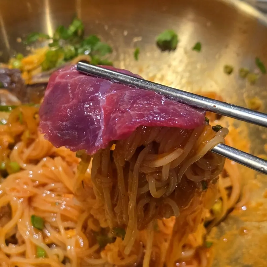 미나리 듬뿍 올린 청도 미나리 비빔국수