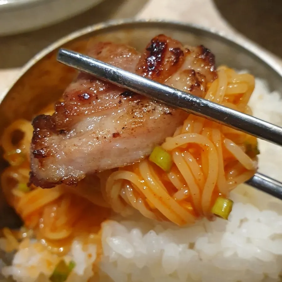 비벼낸 미나리 비빔국수 한 젓가락