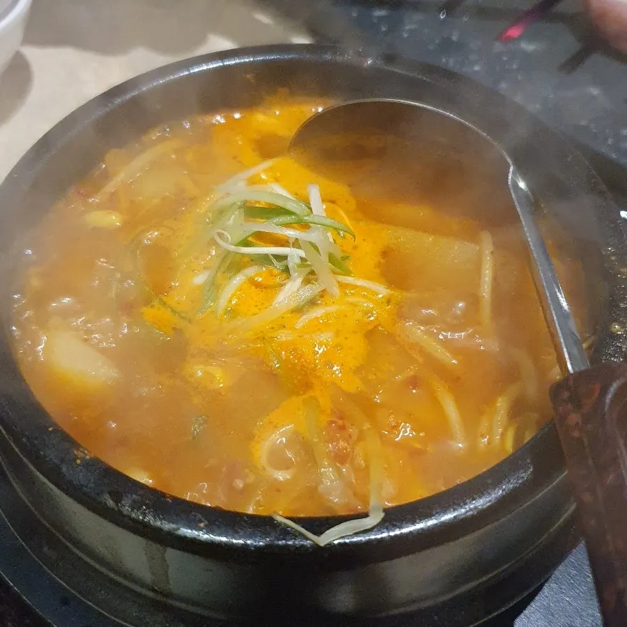 비빔국수에 고기 얹은 한 입