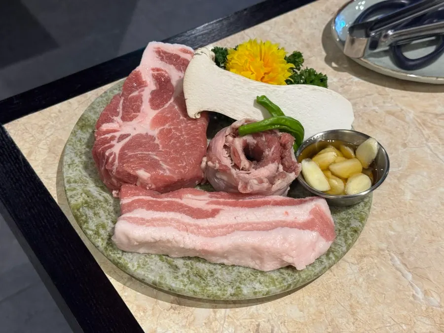 주문한 한돈 모둠세트와 사이드 메뉴 상차림