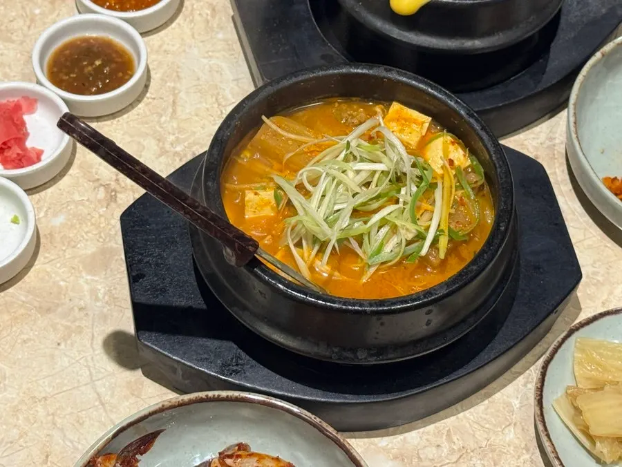 큼지막한 무가 들어간 일품 된장찌개와 공기밥