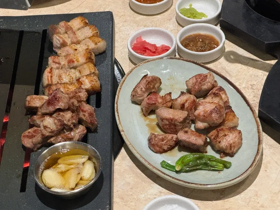 직원이 구워 먹기 좋게 세팅해준 한돈 3부위