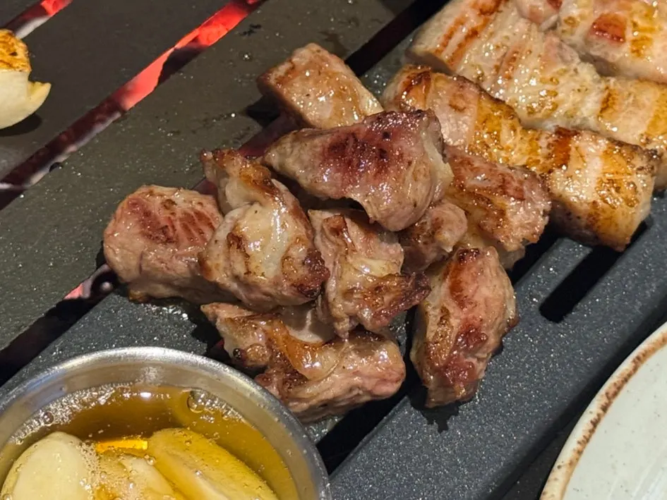 먹기 좋게 잘린 갈매기살 구이