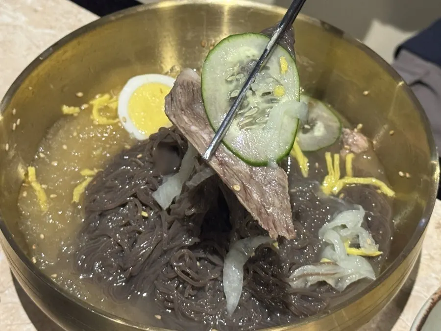 고기와 함께 곁들인 육몽 물냉면