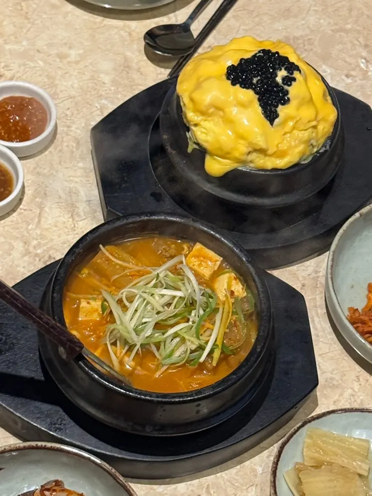 고기와 밥, 사이드 메뉴를 함께 차린 식사 구성