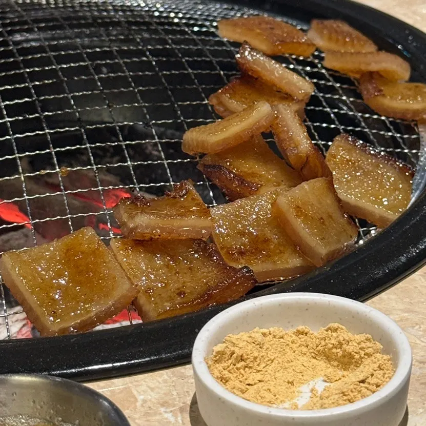 콩가루와 함께 나온 두툼한 벌집 돼지껍데기