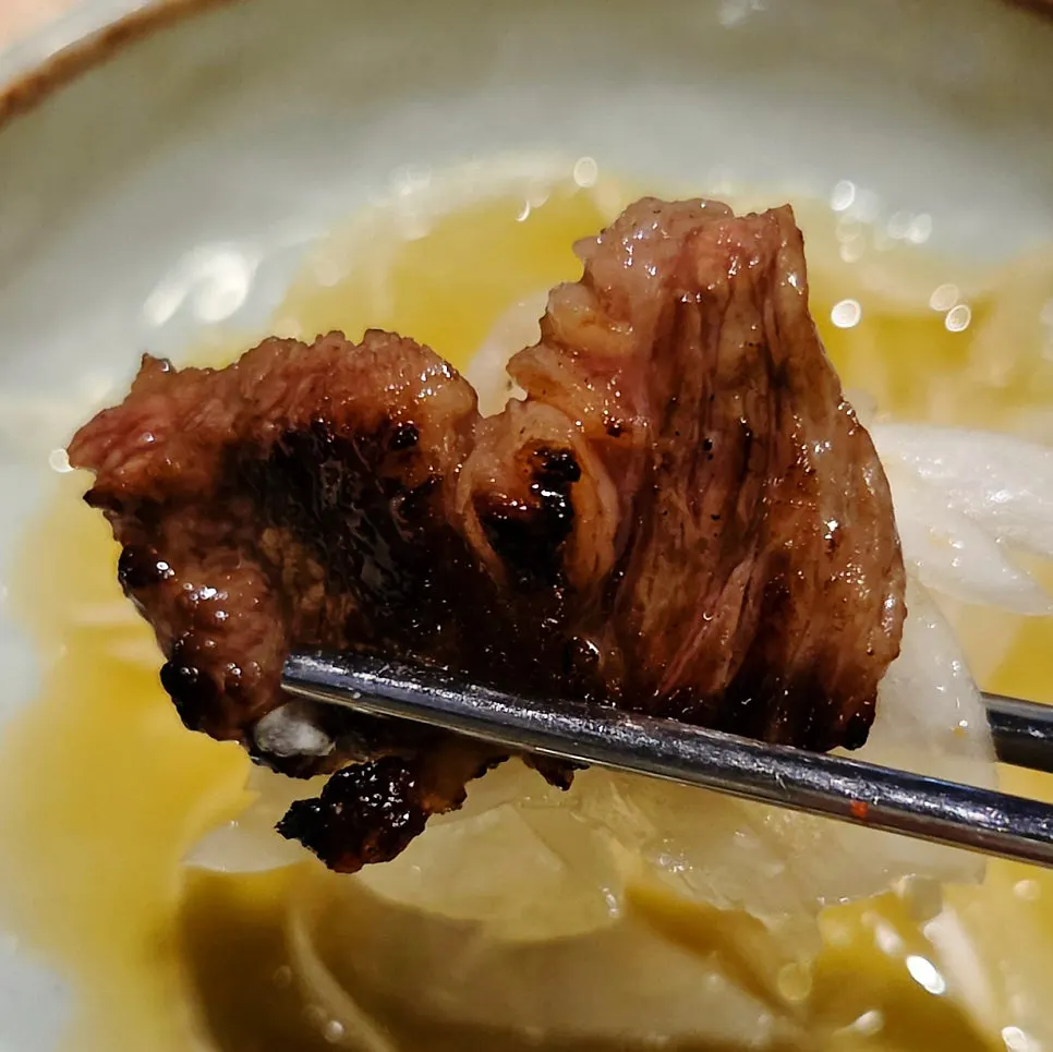 직원이 구워주는 육몽 그릴링 서비스 장면