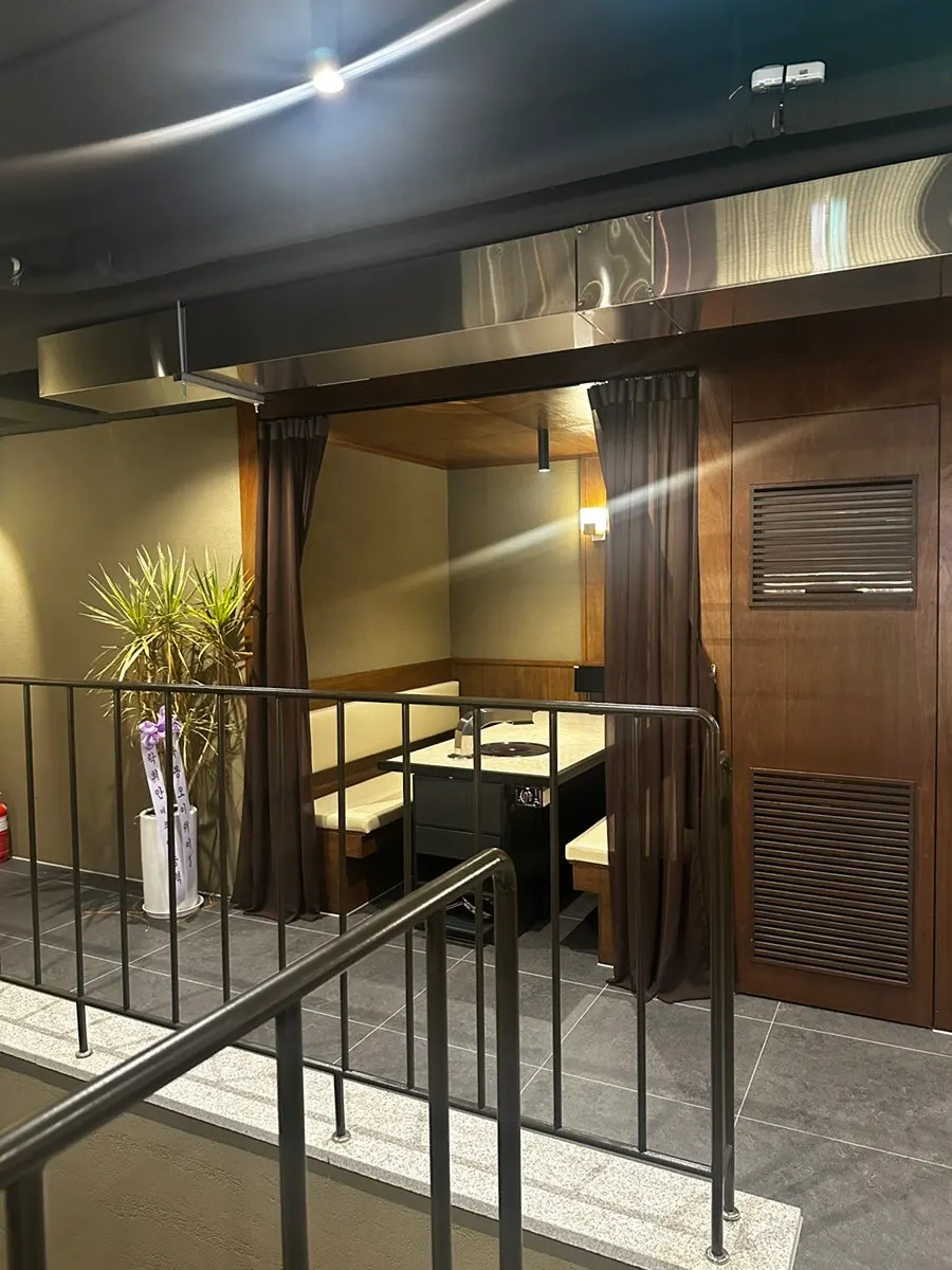 Room seating for a large group