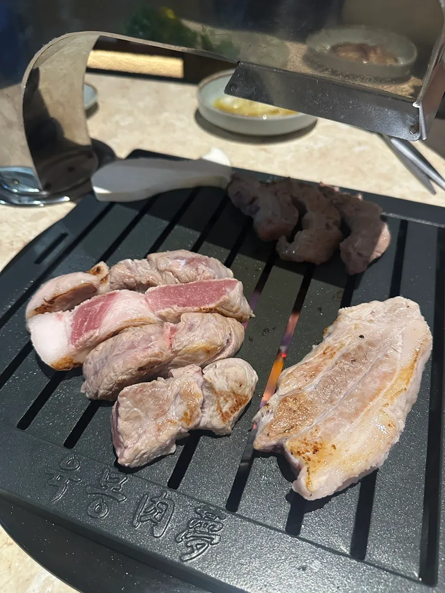 Thick-cut raw pork from the pork platter set