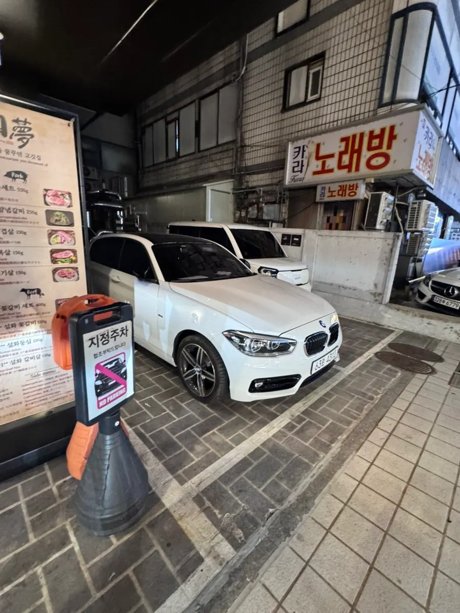 육몽 방이직영점 건물 입구 쪽 모습