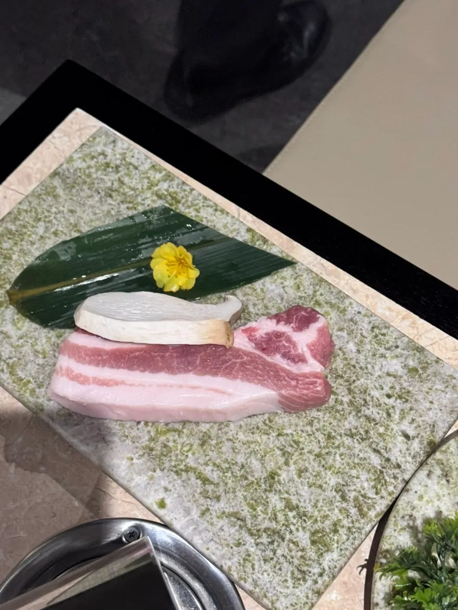 추가 주문한 갈비삼겹 접시