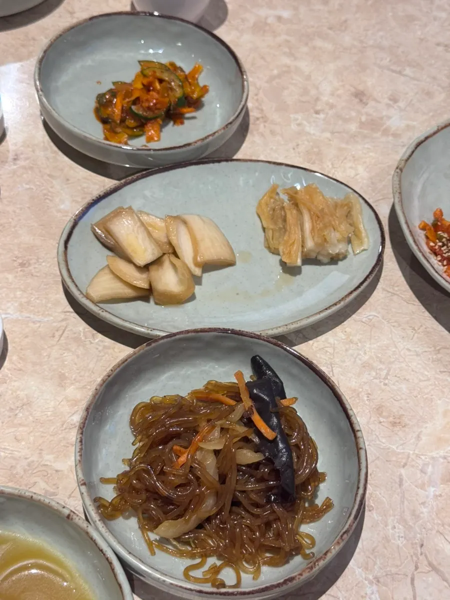와사비맛갈비와 잡채 등 곁들이 반찬