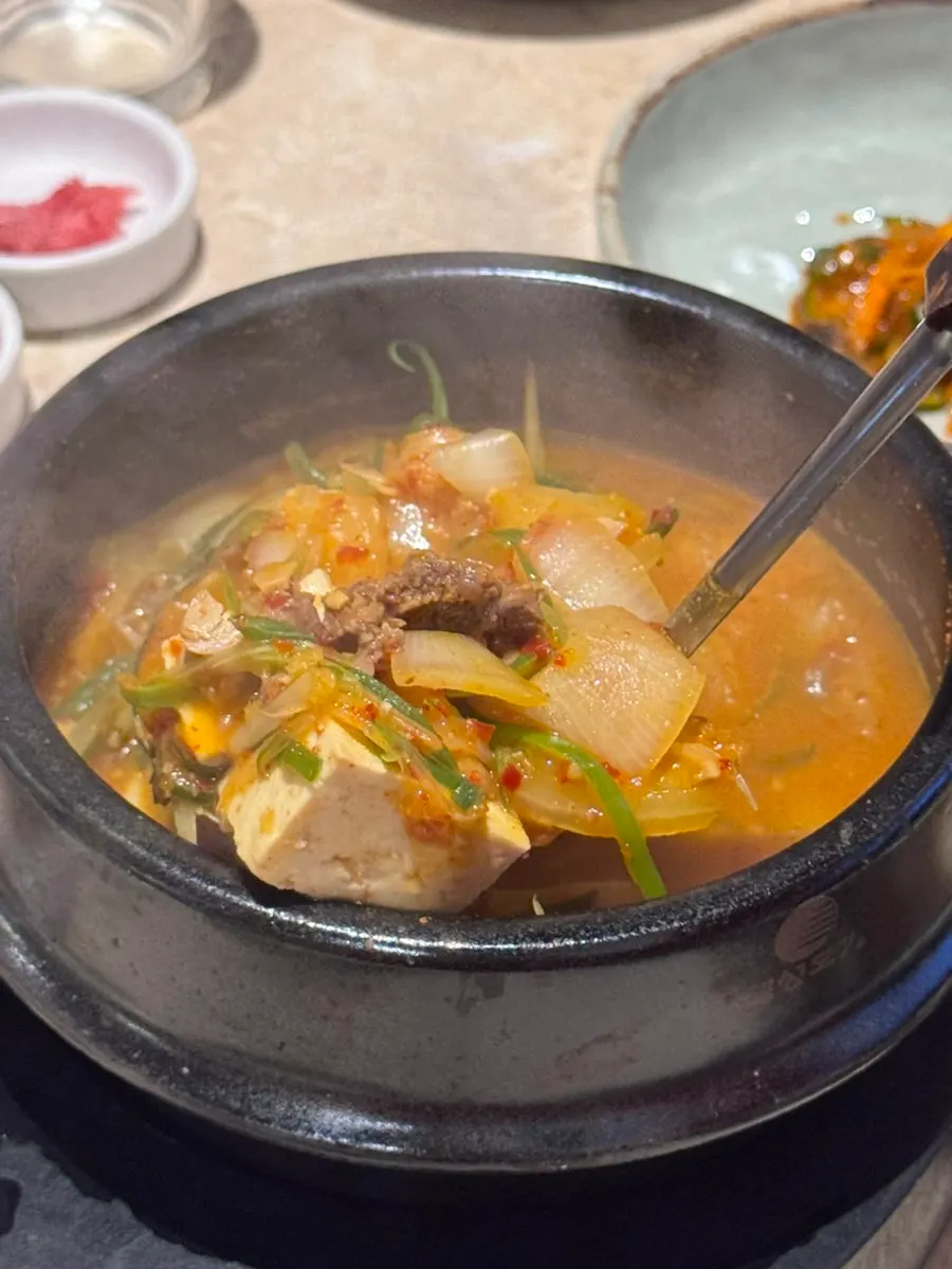 건더기 가득한 된장찌개 한 숟갈