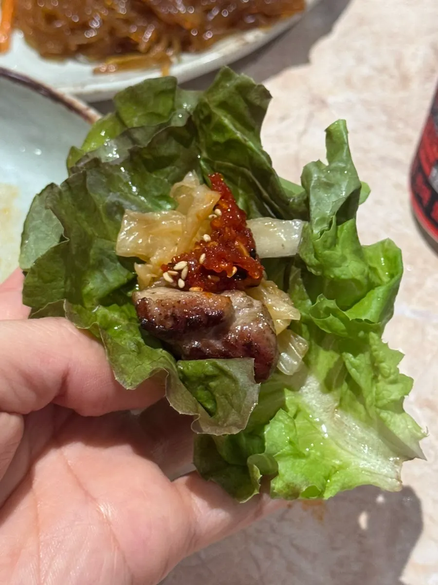 상추에 고기와 버섯을 올린 쌈