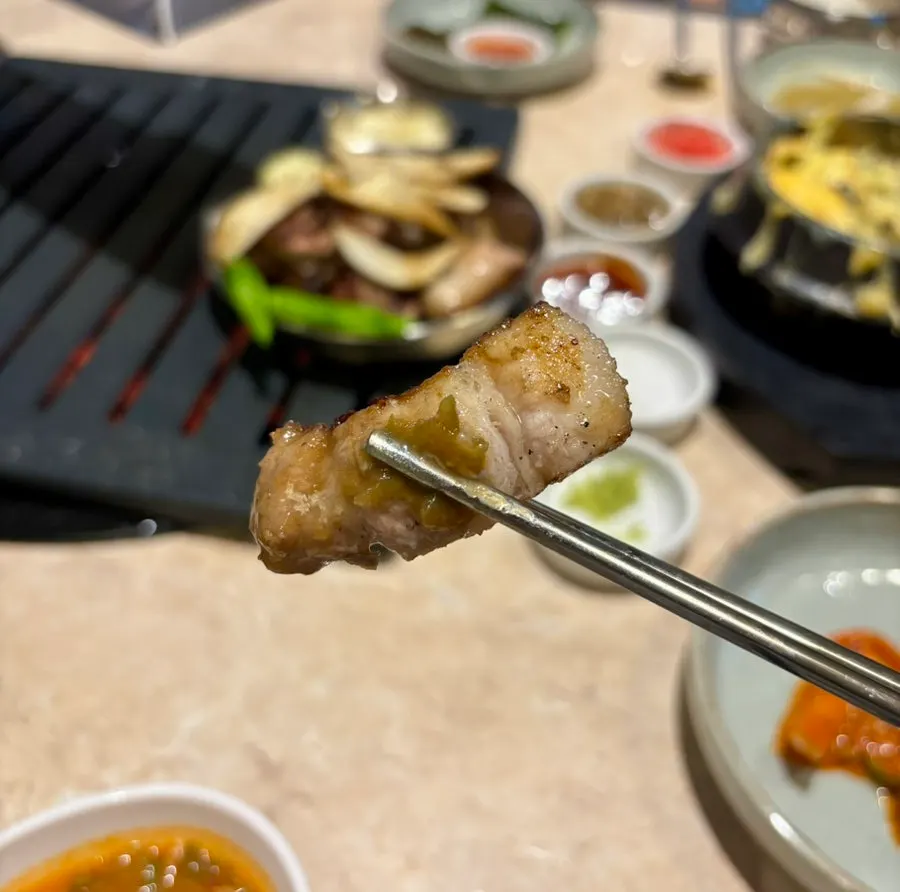 山葵と塩をつけたサムギョプサル