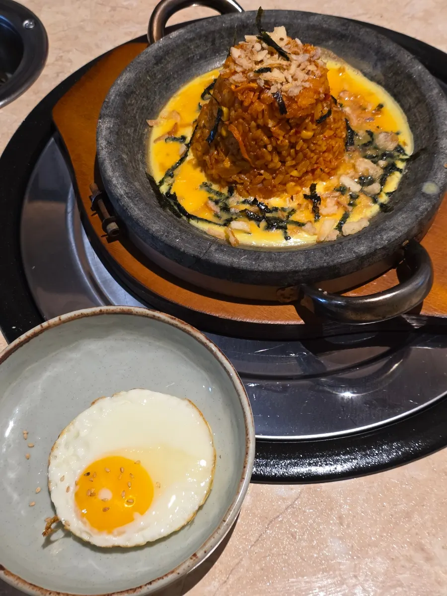 된장찌개와 밑반찬이 놓인 테이블