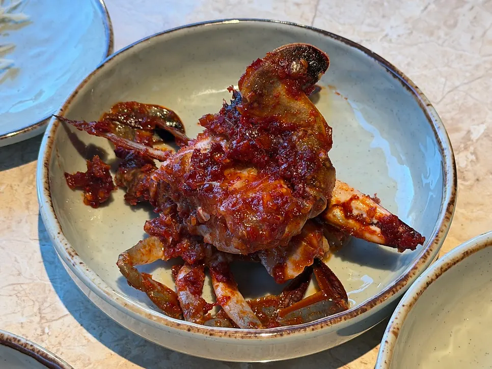 반찬으로 나온 오동통한 양념게장