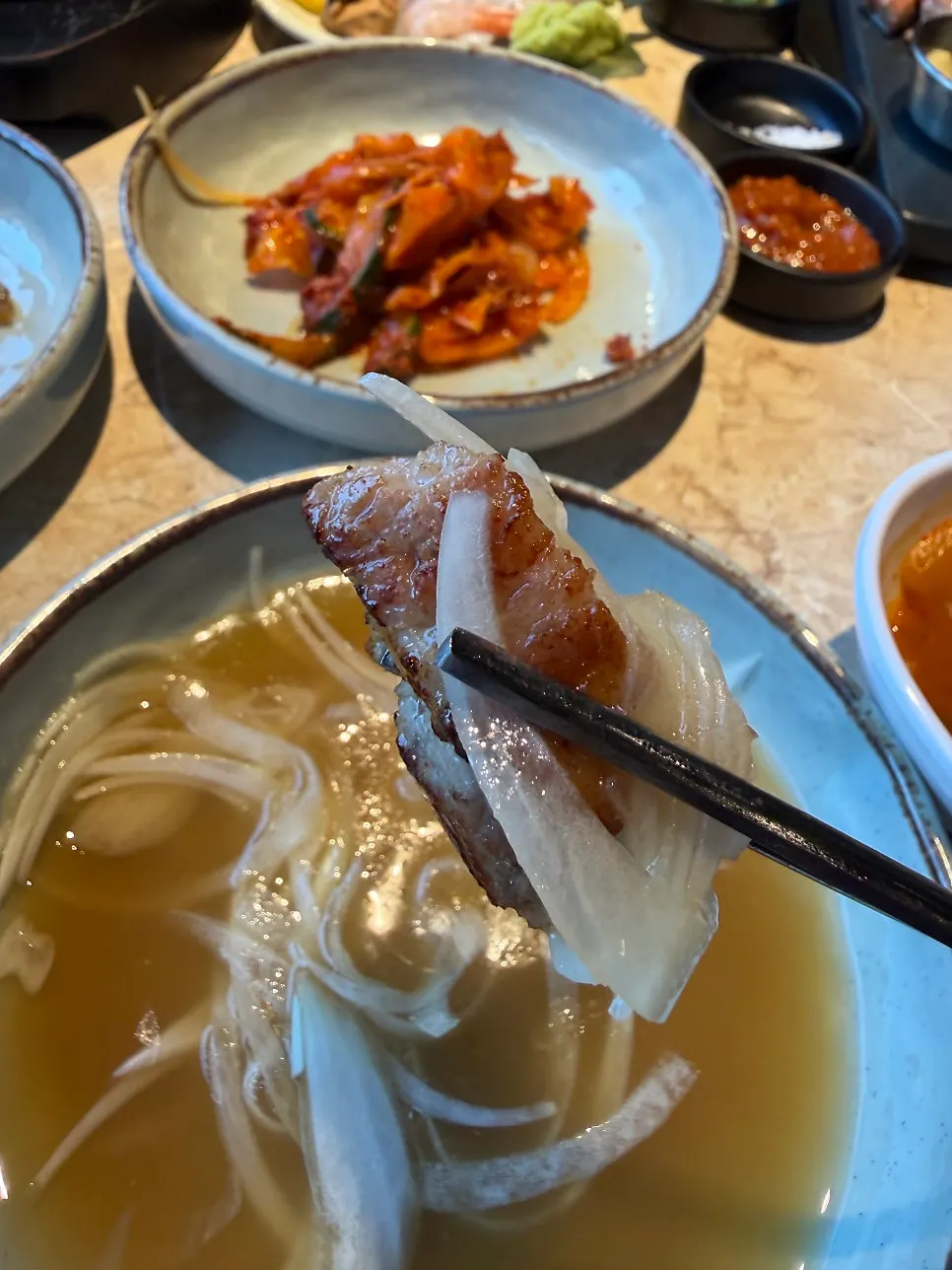피쉬타마린드소스에 찍은 고기 한 점