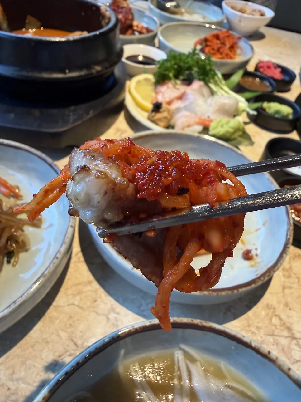 반찬과 함께 조합해 먹는 고기 쌈